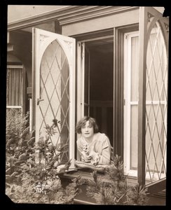 Anne Murdock chez elle, vers 1915