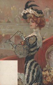 Une femme bien habillée regardant une représentation théâtrale