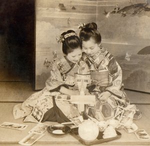 Filles japonaises utilisant un stéréoscope avec des cartes stéréographiques, 1899