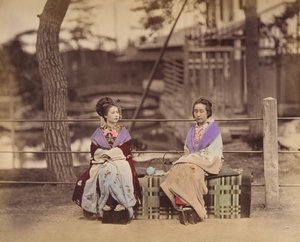 [Deux femmes japonaises assises sur un banc], années 1870