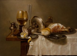 Nature morte avec un Roemer, une Tazza en argent renversée, une flûte, un petit pain et du jambon sur une table